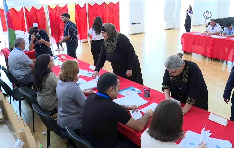 Məhkum və həbs edilmiş şəxslər səsvermə hüququndan istifadə edirlər VİDEO
