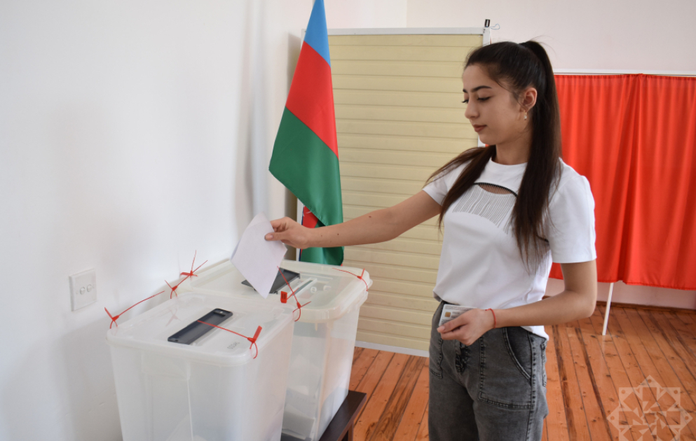 Şəkili gənc doğum günündə ilk dəfə seçkidə iştirak edib VİDEO