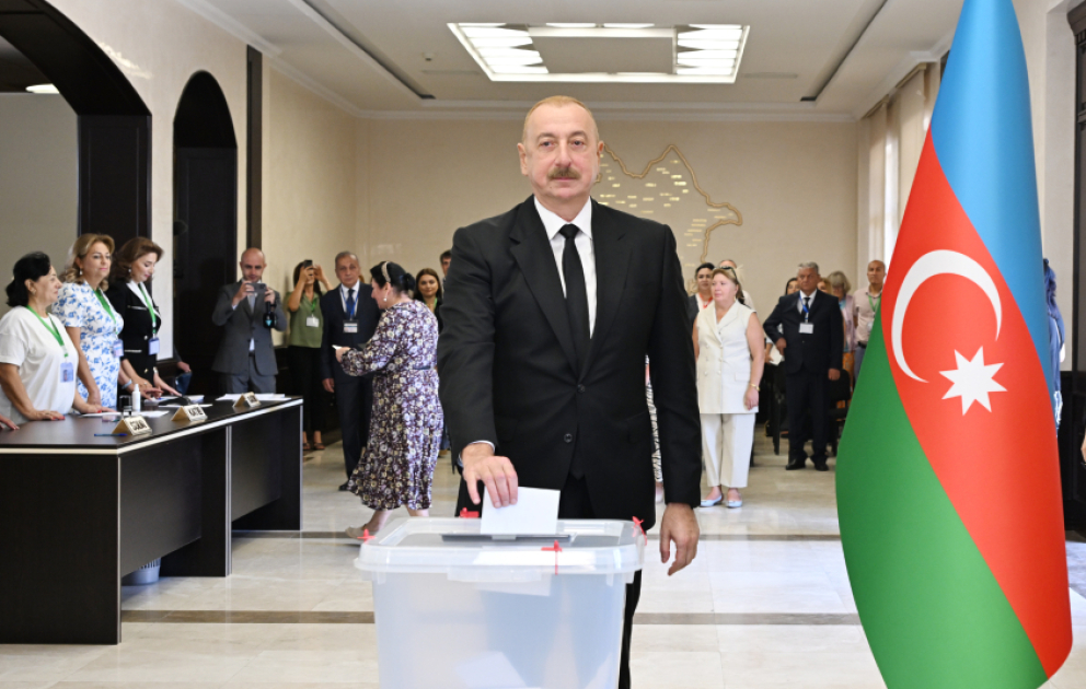 Aserbaidschans Präsident Ilham Aliyev, Erste Vizepräsidentin Mehriban Aliyeva und ihre Tochter Leyla Aliyeva geben ihre Stimme ab VIDEO