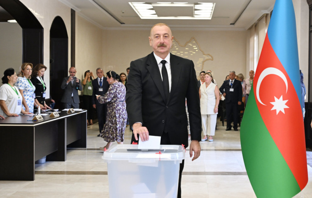 Le président Ilham Aliyev, la première dame Mehriban Aliyeva et leur fille Leyla Aliyeva ont voté à Bakou  MIS A JOUR VIDEO