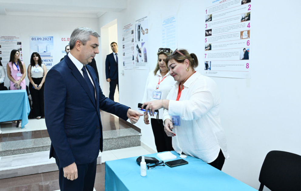 Prezident Administrasiyasının rəhbəri Samir Nuriyev 34 saylı seçki məntəqəsində səs verib VİDEO