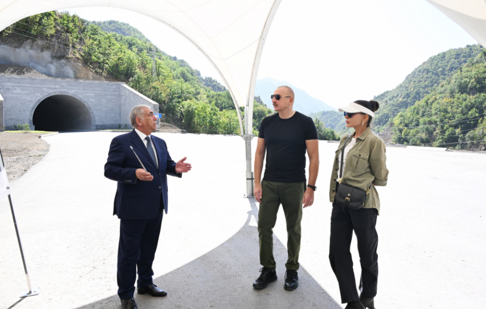 Le président de la République Ilham Aliyev inspecte l’avancement des travaux de construction sur la route Toghanaly-Kelbédjer-Istissou VIDEO