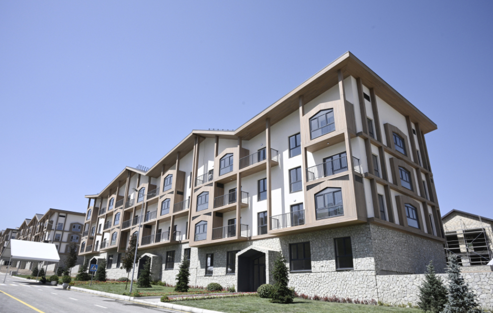 Le président Ilham Aliyev et la première dame Mehriban Aliyeva prennent connaissance de la construction d'un complexe résidentiel pour 524 familles à Kelbédjer VIDEO