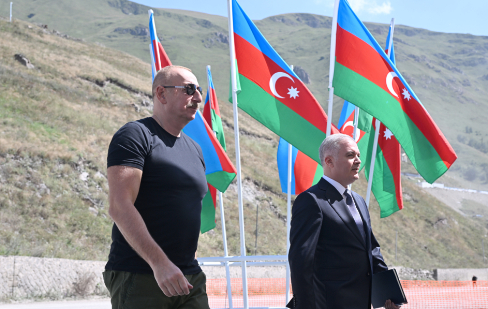 Kelbédjer : le président Ilham Aliyev pose la première pierre du bourg d’Istissou VIDEO