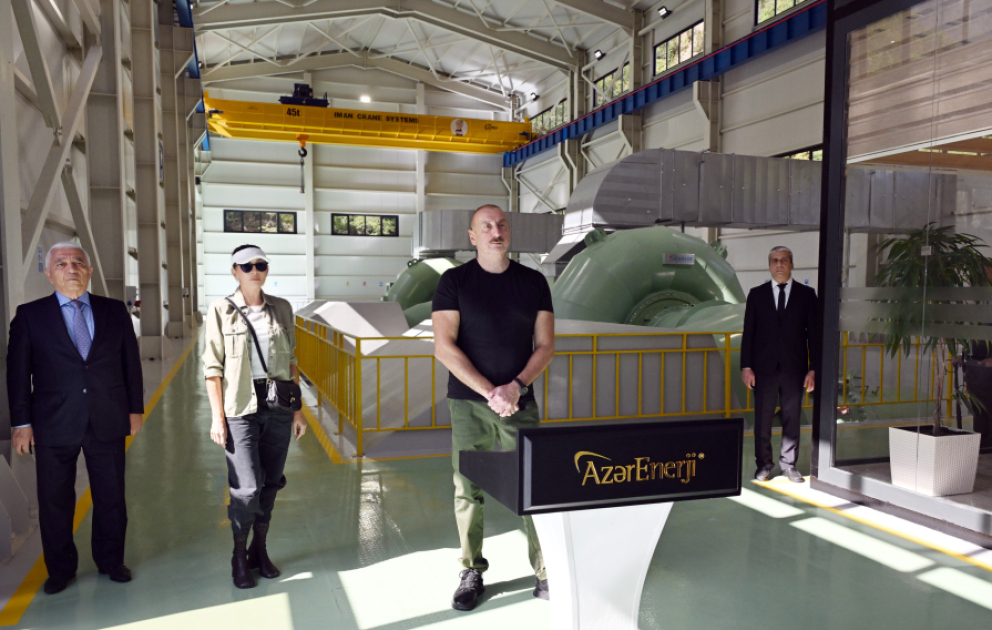 Präsident Ilham Aliyev und First Lady Mehriban Aliyeva weihen Wasserkraftwerk „Yukhari Wang“ in Region Kelbadschar ein VIDEO
