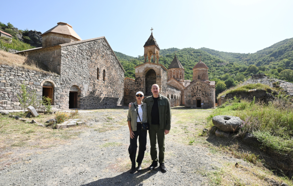 Präsident Ilham Aliyev und First Lady Mehriban Aliyeva besuchen Klosterkomplex Khudavang in Region Kelbadschar VIDEO