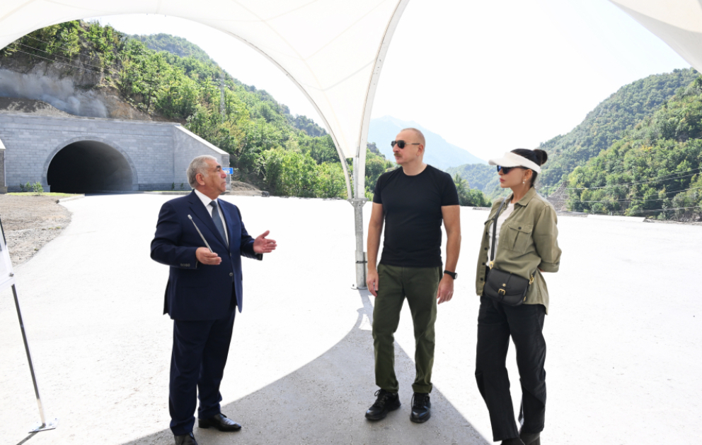 Präsident Ilham Aliyev und First Lady Mehriban Aliyeva inspizieren Fortschritt beim Bau des vierten Tunnels in Kelbadschar VIDEO