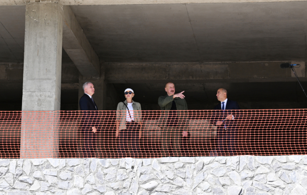 Kelbadschar: Präsident Ilham Aliyev und First Lady Mehriban Aliyeva besuchen Bildungskomplex VIDEO