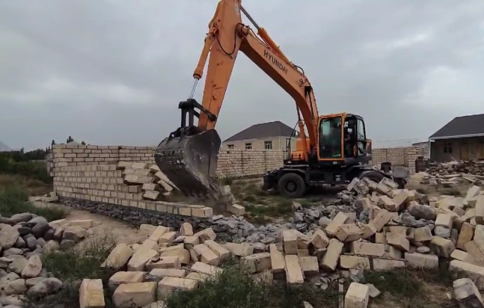 FHN: Göygöl rayonunda qanunsuz inşa olunan tikili sökülüb VİDEO