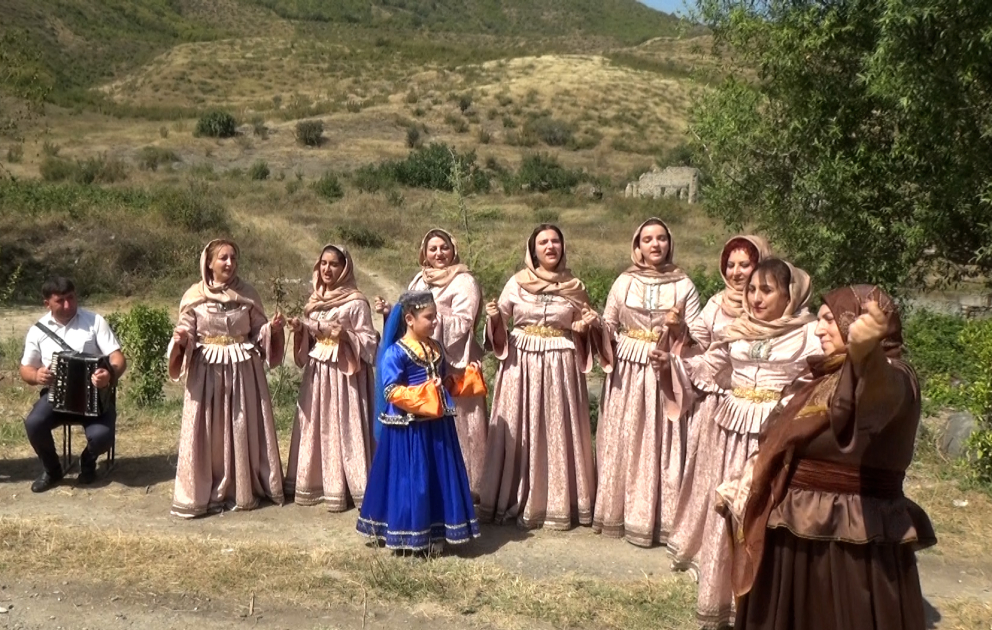“Nənə qızlar” 32 ildən sonra yenidən Abdal-Gülablıda  FOTO VİDEO