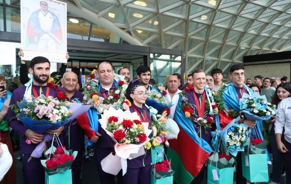 Paris Paralimpiadasında medal qazanmış Azərbaycan idmançıları Vətənə dönüblər VİDEO