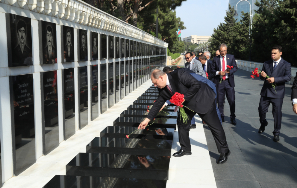 Türkiyə Ali Məhkəməsi sədrinin başçılığı ilə nümayəndə heyəti Fəxri və Şəhidlər xiyabanlarını ziyarət edib VİDEO