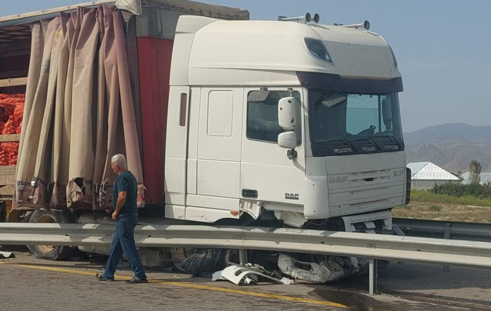 Göygöldə yük maşını qəza törədib, xəsarət alanlar var VİDEO