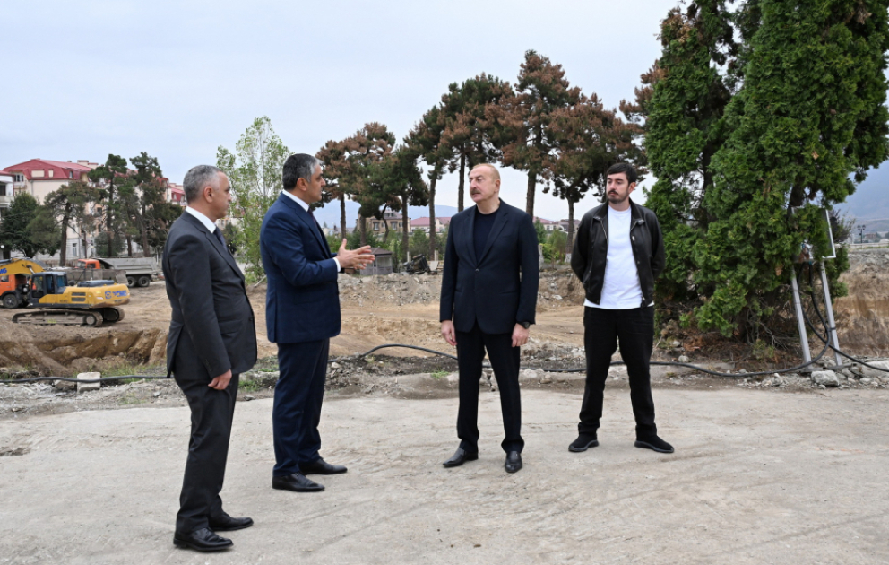 Khankendi : le président Ilham Aliyev visite le chantier du Centre des congrès sur la Place de la Victoire VIDEO