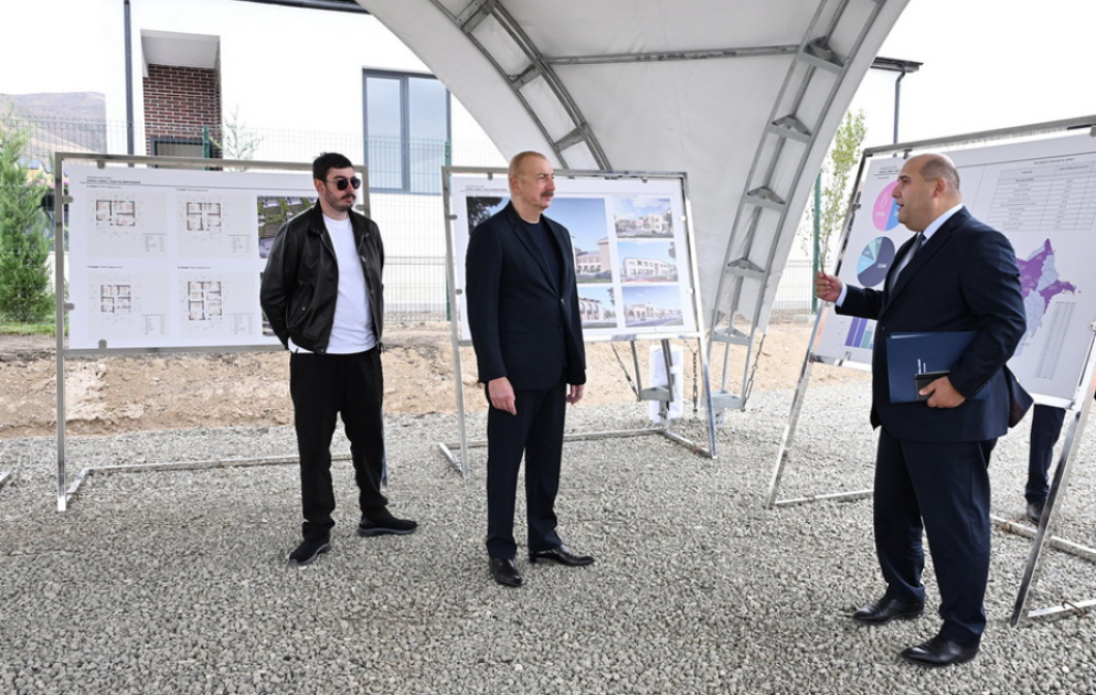 Präsident Ilham Aliyev besichtigt Fortschritt beim Wiederaufbau des Dorfes Khydyrli in Aghdam VIDEO