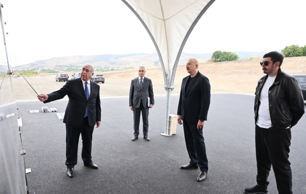Präsident Ilham Aliyev besichtigt Fortschritt beim Bau der Autobahn Aghdam-Asgaran-Chodschali-Khankendi VIDEO
