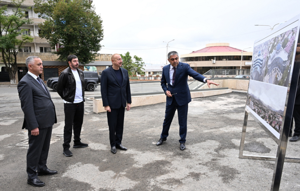 Präsident Ilham Aliyev macht sich mit Restaurierungsarbeiten am Hotel „Bulud“ in Khankendi vertraut VIDEO