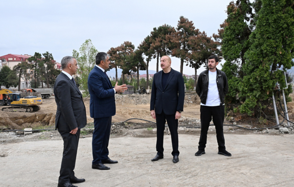 Präsident Ilham Aliyev besichtigt Fortschritt beim Bau eines Kongresszentrums am Siegesplatz in Khankendi VIDEO
