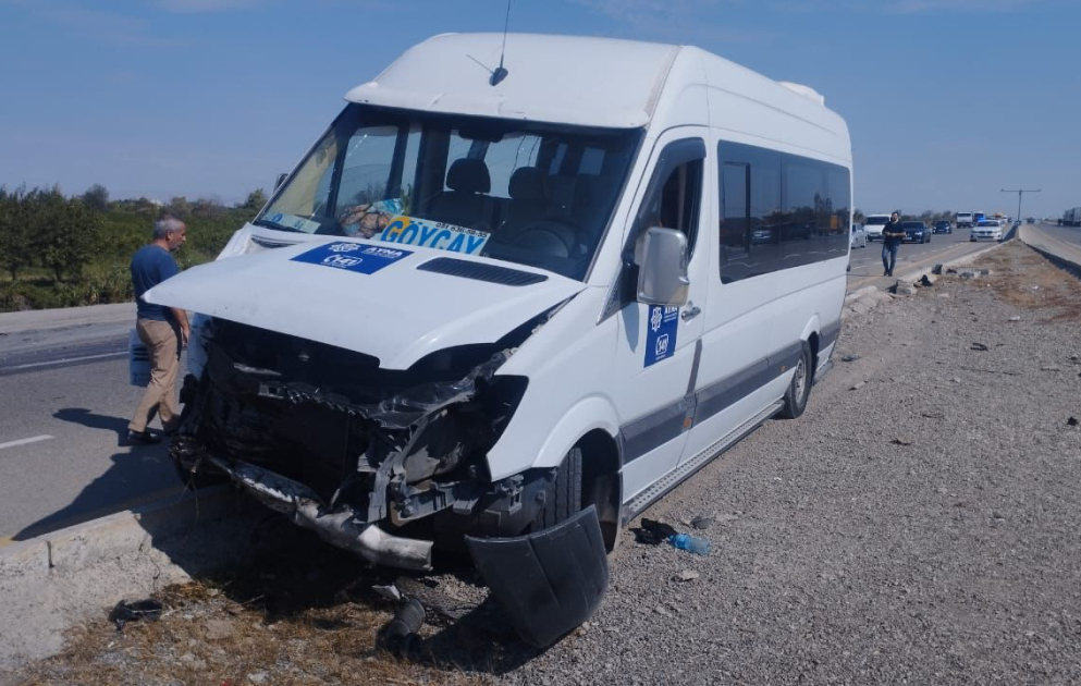 Bakı-Göyçay marşrutu üzrə hərəkət edən mikroavtobus qəzaya uğrayıb, xəsarət alanlar var VİDEO