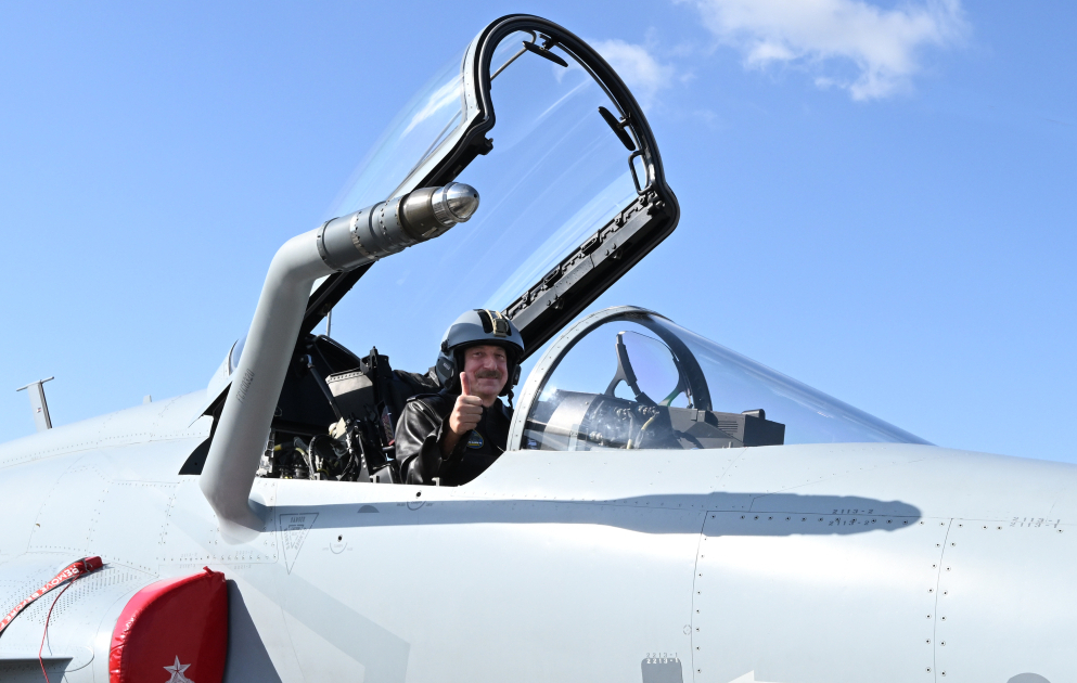 Prezident İlham Əliyevə çoxməqsədli JF-17C təyyarələri təqdim olunub YENİLƏNİB - 2 VİDEO