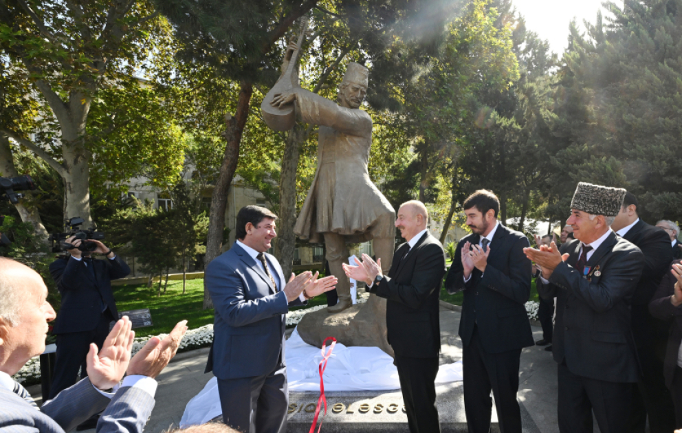 Le président de la République participe au dévoilement de la statue d’Achoug Alesguer à Bakou MIS A JOUR VIDEO