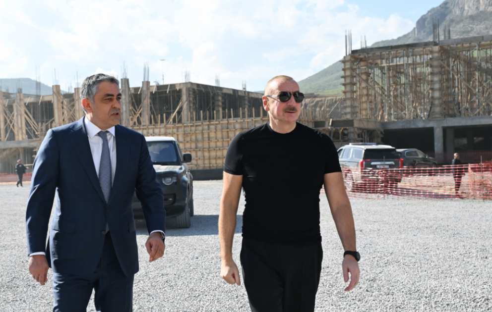Präsident Ilham Aliyev besucht im Bau befindlichen Erholungskomplex in Zangilan VIDEO