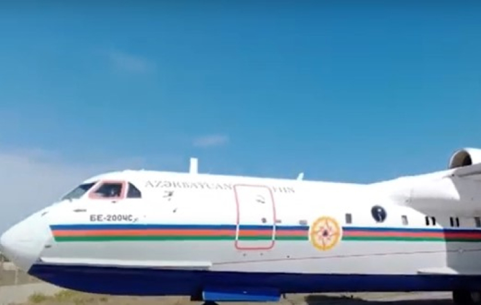 МЧС: Самолет-амфибия продолжает тушить пожары в Турции ВИДЕО