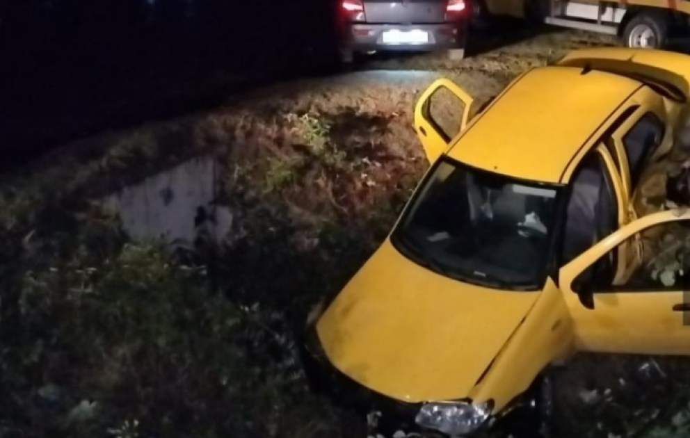 Oğuzda yol qəzası zamanı avtomobil çökəkliyə aşıb, xəsarət alan var VİDEO