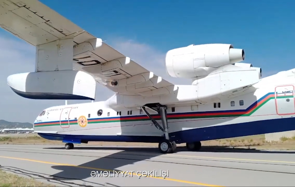 Самолет-амфибия МЧC проводит работы по тушению пожара в Измир-Алиага ВИДЕО
