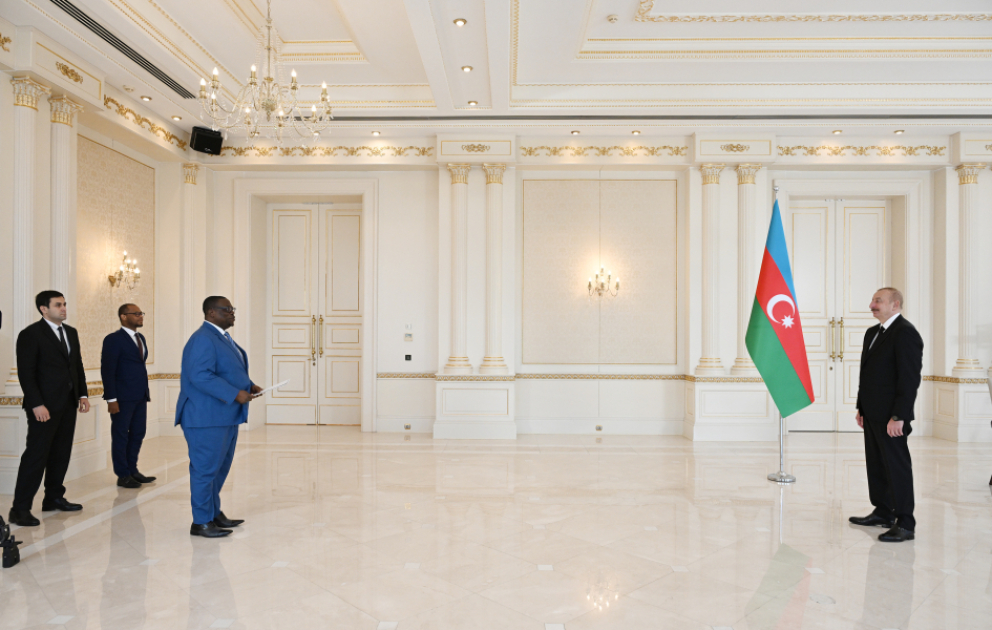 Prezident İlham Əliyev Benin Respublikasının Azərbaycanda yeni təyin olunmuş fövqəladə və səlahiyyətli səfirinin etimadnaməsini qəbul edib  YENİLƏNİB VİDEO