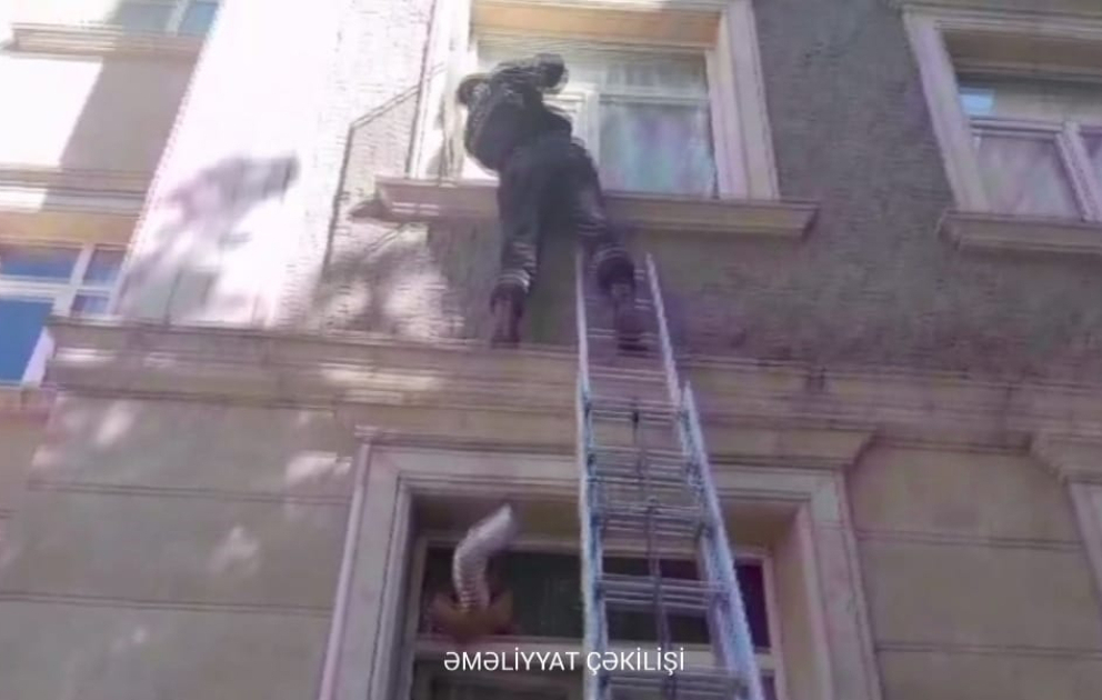 Naxçıvanda mənzildə köməksiz qalan azyaşlı uşaq xilas edilib VİDEO