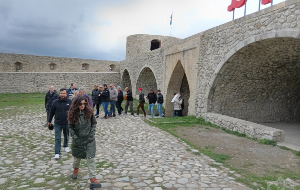 Dünya səyyahları Şuşada tarixi məkanlar və quruculuq işləri ilə tanış olublar YENİLƏNİB VİDEO