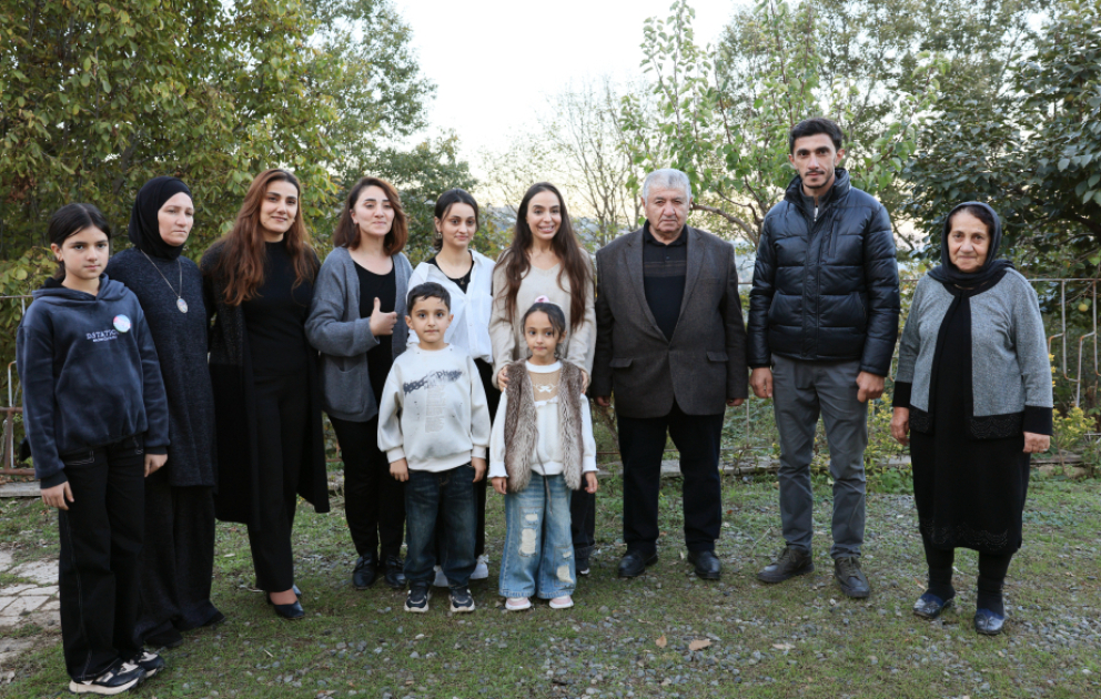 Heydər Əliyev Fondunun vitse-prezidenti Leyla Əliyeva çoban Xanışın ailəsi ilə görüşüb VİDEO
