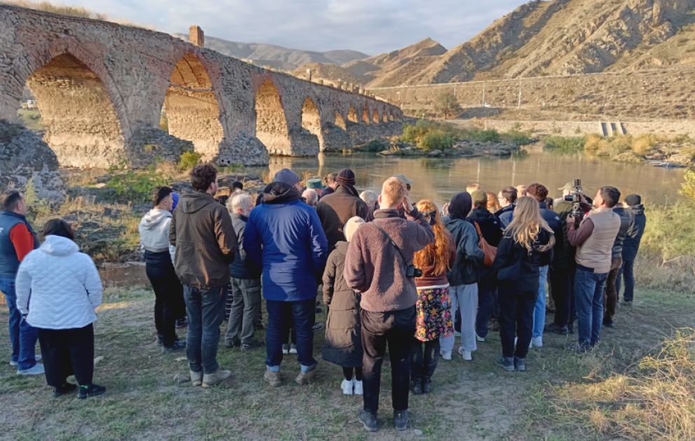 Les voyageurs internationaux visitent le pont de Khoudaferin - PHOTOS VIDEO