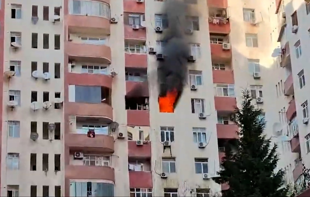 FHN: Xətai rayonunda 16 mərtəbəli yaşayış binasındakı yanğın söndürülüb VİDEO