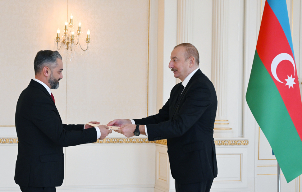 Prezident İlham Əliyev Albaniyanın Azərbaycanda yeni təyin olunmuş səfirinin etimadnaməsini qəbul edib  YENİLƏNİB VİDEO