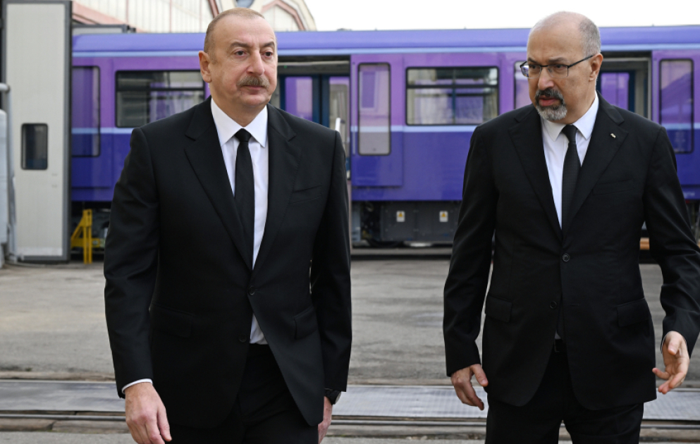 Prezident İlham Əliyev Bakıda komplektləşdirilən yeni nəsil metro qatarları ilə tanış olub  YENİLƏNİB VİDEO