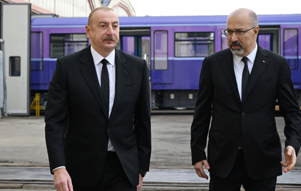 Präsident Ilham Aliyev besichtigte in Baku montierte U-Bahn-Züge neuer Generation VIDEO