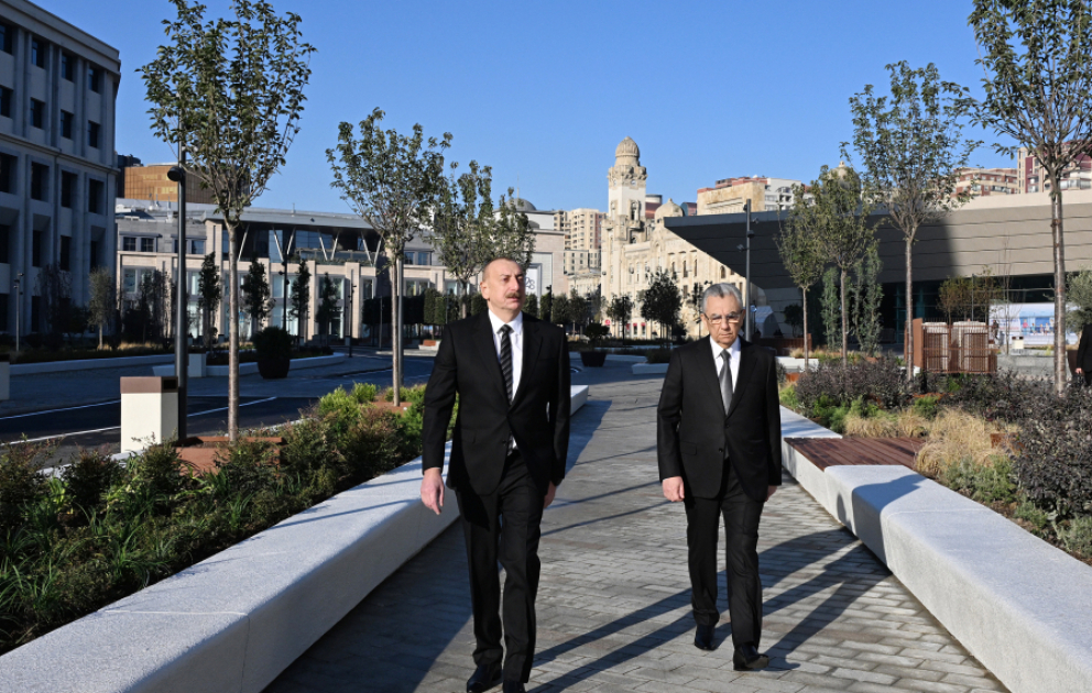 Prezident İlham Əliyev Bakı Dəmiryol Vağzalının və metronun “28 May” stansiyasının qarşısında aparılmış abadlıq və yenidənqurma işlərindən sonra yaradılan şəraitlə tanış olub YENİLƏNİB VİDEO