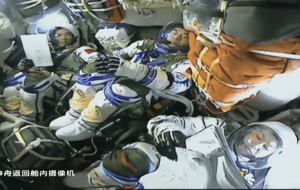 Çinin “Şencou-18” missiyasının astronavtları Yerə qayıdıblar VİDEO