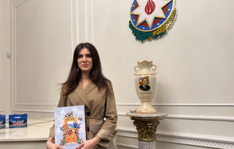 Londonda yaşayan azərbaycanlı gənc xanım əlifba kitabı yazıb VİDEO