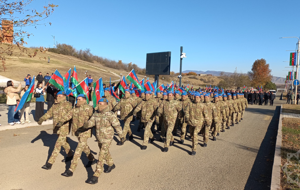 В Ханкенди проходит марш военнослужащих по случаю Дня Победы ВИДЕО