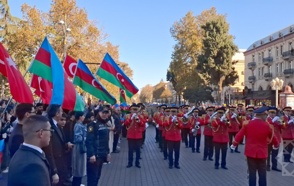 Gəncədə Zəfər Günü münasibətilə hərbi qulluqçuların təntənəli yürüşü keçirilib VİDEO
