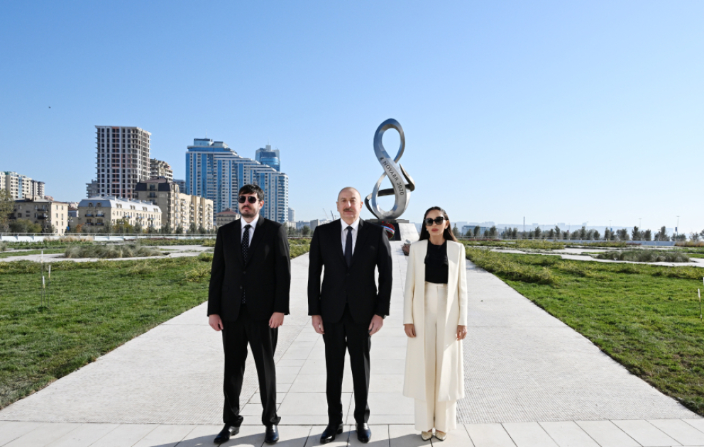 Präsident Ilham Aliyev weiht Siegespark in Baku ein VIDEO