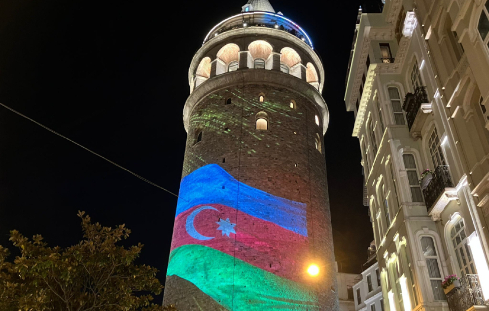Qalata Qülləsində Azərbaycan Bayrağı və Xarıbülbül təsviri əks olunub VİDEO