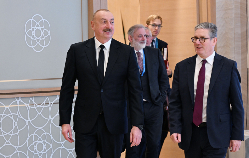 Le président Ilham Aliyev rencontre le Premier ministre britannique Keir Starmer  MIS A JOUR VIDEO