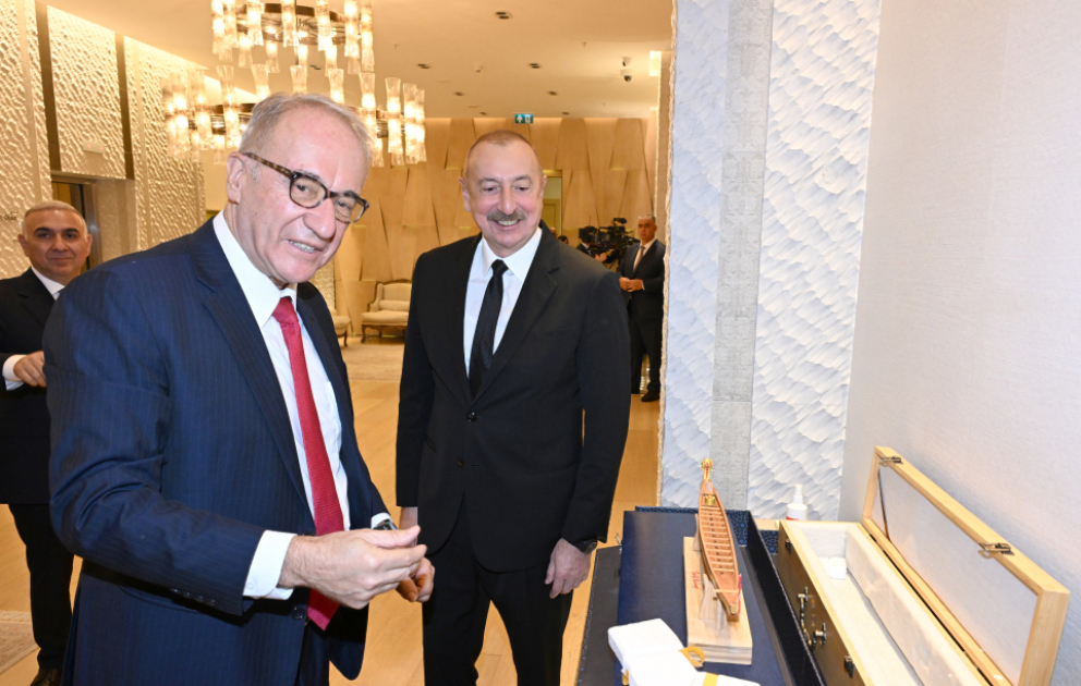 Prezident İlham Əliyev Beynəlxalq Kanoe, Avarçəkmə və Draqon Qayıqları federasiyalarının prezidentləri ilə görüşüb  YENİLƏNİB VİDEO