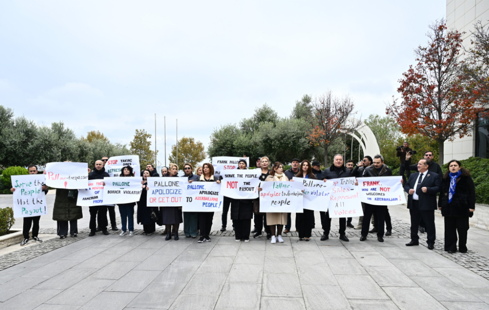 Vətəndaş cəmiyyəti təmsilçiləri Bakıda Frank Peloniyə qarşı növbəti dəfə etiraz aksiyası keçiriblər YENİLƏNİB VİDEO
