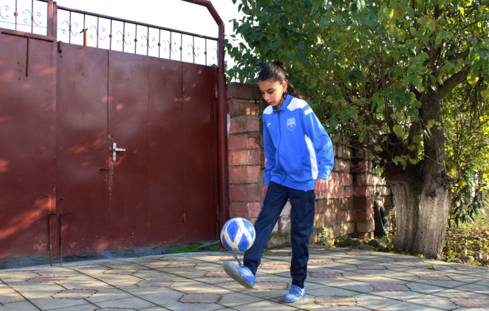 Peşəkar futbolda ilk addımlarını atan 12 yaşlı Zeynəbin atası: Gecələr gizlicə məşq etdiyini sonradan bildim  FOTO VİDEO