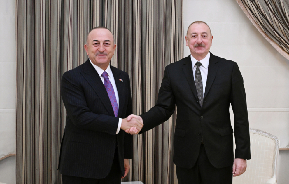Präsident Ilham Aliyev empfängt türkischen Ex-Außenminister Mevlüt Çavuşoğlu VIDEO